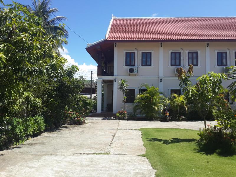A Tee Guesthouse Luang Prabang Exterior photo